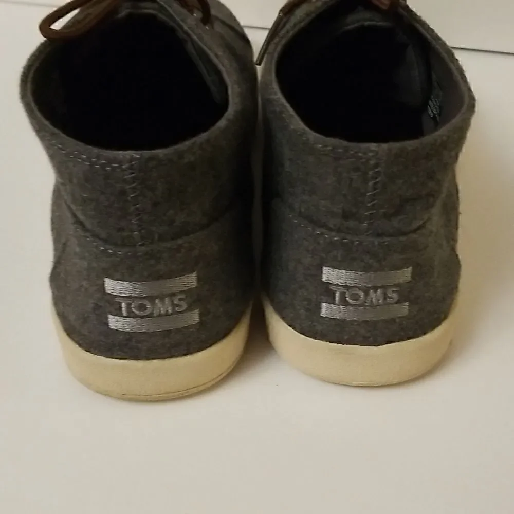 Tom's grey lace up shoes. Size 9.